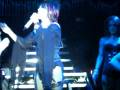 Alejandra Guzman en consierto en los angeles. ella se corto la pierna en el stage.