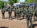 (Com Legenda embutida) br.youtube.com INFANTARIA Nós somos estes infantes Cujos peitos amantes Nunca temem lutar; Vivemos, Morremos, Para o Brasil nos consagrar! Nós, peitos nunca vencidos, De valor, desmedidos, No fragor da disputa, Mostremos, Que em nossa Pátria temos, Valor imenso, No intenso, Da luta. És a nobre Infantaria, Das armas a rainha, Por ti daria A vida minha, E a glória prometida, Nos campos de batalha, Está contigo, Ante o inimigo, Pelo fogo da metralha! És a eterna majestade ...