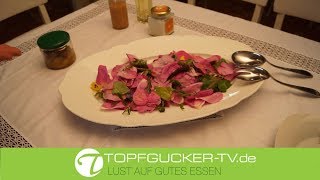 Wildkräutersalat mit Rosenblättern, Erzgebirgischen Pfirsichdressing und sächsischem Safran Salz Wildkräutersalat mit Rosenblättern, Erzgebirgischen Pfirsichdressing und sächsischem Safran Salz
