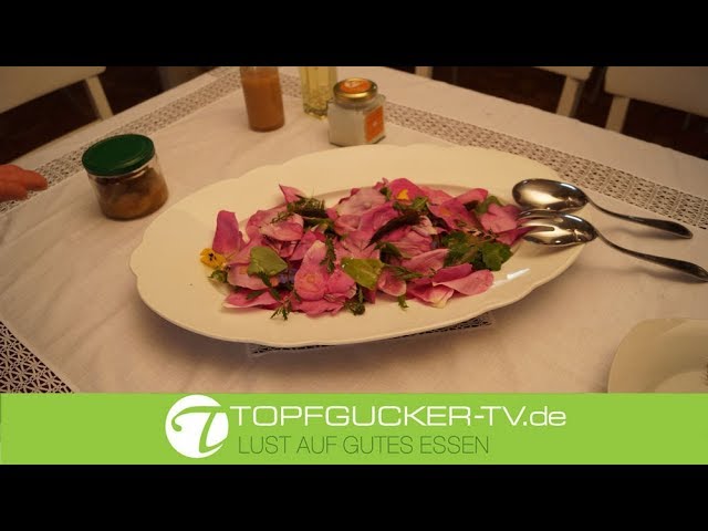 Wildkräutersalat mit Rosenblättern, Erzgebirgischen Pfirsichdressing und sächsischem Safran Salz