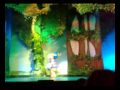 Lucia en el teatro viendo los Backyardigans