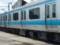 川崎重工兵庫工場からJR山陽本線（和田岬線）に出てくる甲種輸送列車の一部始終を撮影したものです。 ディーゼル機関車に牽引されている、このE233系は首都圏の京浜東北線で使われている車両です。 この工場から東海道線を経由し、首都圏まで機関車が牽引していきます。 また、おまけで東北新幹線の新型車両として、活躍が期待されているE5系の先頭車両が偶然とらえることができたので、その写真も入っています。 It is the one having taken a picture of a full detail of shell kind transport train that goes out of the Kawasaki Industries, Ltd. Hyogo factory to the JR Sanyo Line (Wada-misaki line). E233 pulled to the diesel-electric engine is a vehicle used in Keihin Tohoku line in the Tokyo metropolitan area. The locomotive pulls it from this factory to the metropolitan area via Toukaido Line. Moreover, the photograph exists because it was able to catch the lead vehicle of the E5 of which activity is expected by the extra by chance as a new vehicle of Tohoku Shinkansen, too.