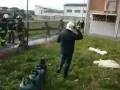 videos de Si barrica in casa per non essere cacciato