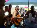 tocando na praia