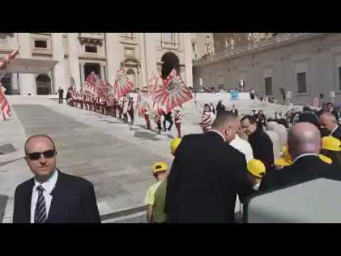 GRUPPO SBANDIERATORI VOLTERRA DA PAPA FRANCESCO