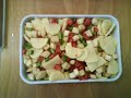 un plat traditionnel de la cuisine syrienne. il donne une idée de la nourriture méditérranéenne en général et le goût dans les pays du Levant.طبق تقليدي من المطبخ السوري يعطي فكرة عن طبيعة الغذاء المتوسطي بشكل عام و عن الذوق الشائع في بلاد المشرق العربي - بلاد الشام-les ingrédients:aubergine, pomme de terre, tomate, oignon, poivron vert, matière grasse ( beurre ou samnah), viande hachée ( mouton ou veau), concentré de tomate, melasse de grenade, jus du citron jaune, poivre noir, sel, eau.المكونات: باذنجان, بطاطا, بندورة, بصل, فليفلة خضراء, زبدة أو سمنة, لحمة مفرومة - ضان أو عجل- دبس بندورة, دبس رمان, عصير ليمون, فلفل  أسود, ملح , ماء.