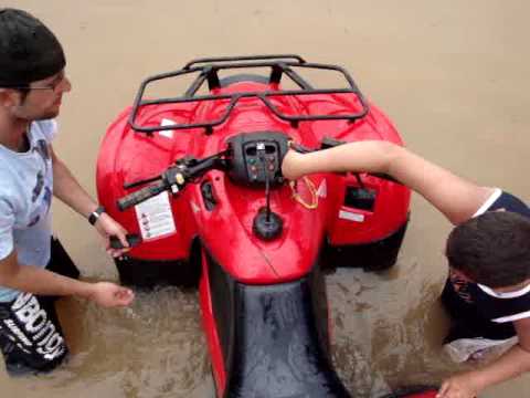 quadriciclo - QUEDA DE QUADRICICLO HONDA - UMA FREIADA E TANTO... rsrs...