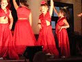 Aldana De Nobili revoleando el vestido en el acto de fin de a�o de jardin de infantes