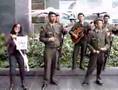 Veela al lado de polic�as
