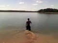 lucas bebado entrando na agua com o cigarro aceso