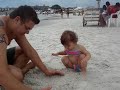 Anna descobrindo a Praia