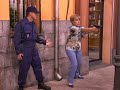 vicenta enloquece y amenaza a la policia con una pistola