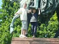 Luc klettert auf eine Statue Luc klettert auf eine Statue