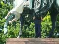 Luc klettert auf eine Statue