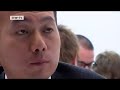 Im Land der Quarzuhren verkaufen sich traditionelle mechanische Uhrwerke aus dem Erzgebirge wie nirgendwo sonst. In Japan werden mehr Uhren aus Deutschland aufgezogen als in den USA oder anderen EU-Ländern. Dort, wo es Fernseher, Handy und GPS als Dreingabe zur digitalen Zeitmessung am Handgelenk gibt, verneigt man sich heute vor handgeschliffenen Sonnenrädern und mechanischen Kalendern aus Glashütte. Und in China, wo die teuren deutschen Hersteller millionenfach gefälscht werden, explodiert gerade die Wertschätzung für das Original. Die Hersteller holen sich jetzt Hilfe aus Ostasien: Der Chinese Ming Lu arbeitet für Lange und Söhne in Glashütte. Er organisiert er den Verkauf in Ostasien. Auch auf der Messe 