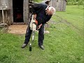 Abuelo abriendo botella de cerveza con motosierra