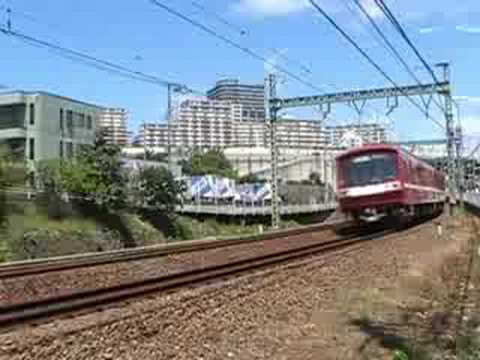 京急2000形2431編成通過
