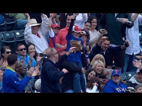 Video: Young Rangers fan makes awesome catch