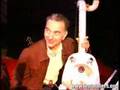 Les Luthiers - Jorge Maronna afinando las cuerdas