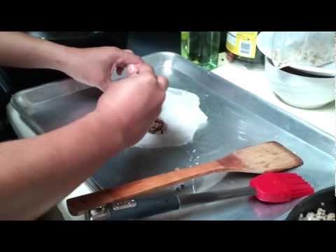 Bánh Cuốn Nhân Thịt - Bánh Cuốn Nhân Thịt Chảo Không Dính Making steamed rice rolls using a non-stick pan.