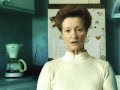 claude gonot a commenc� � fumer � l'�ge de 15 ans. a 43 ans, atteinte d'un cancer  de la gorge, elle a du subir une ablation du larynx
campagne tv du comit� national contre le tabagisme - janvier 2004