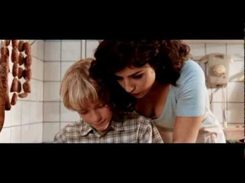 vreemd - Regie: Johan Timmers. Met o.a. Wim Opbrouck, Viviane de Muynck, Jelle de Jong. Vanaf 2 september in de bioscoop. VREEDM BLOED is een licht surrealistisch fam...