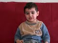 عمر يقرأ القرآن وأخوه خالد يجلس بجانبه