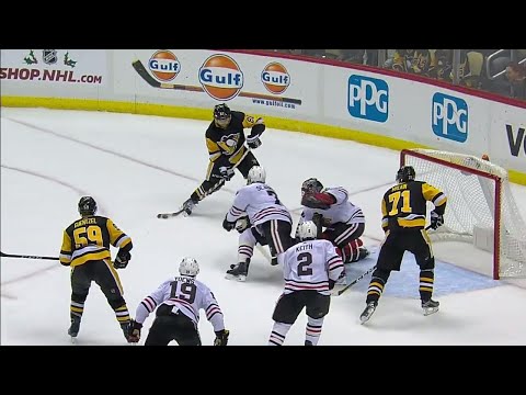Video: Blackhawks' Crawford makes game-saving stop, robs Kessel point blank