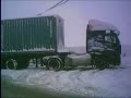 Camión haciendo rueda atascado nieve Camión haciendo rueda atascado nieve
