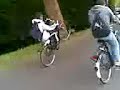 jongen doet wielie