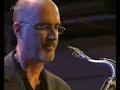 jazz bass titan ray brown (1926 - 2002) shares the stage with great tenor sax player michael brecker (1949 - 2007), swede guitar ace ulf wakenius, wunderkinds danish/vietnamese niels lan doky on piano and terri lyne carrington on drums (her grandfather matt, had played with fats waller and chu berry), on 