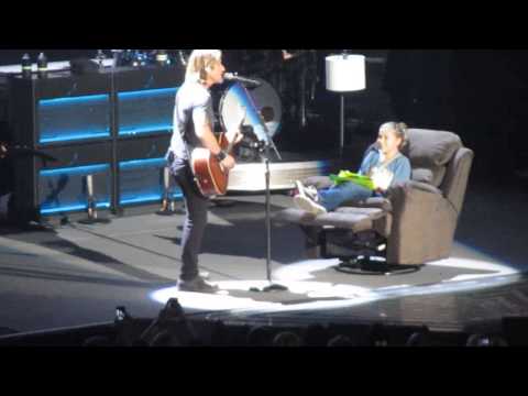 Keith Sings Wrong Lyrics To Song!