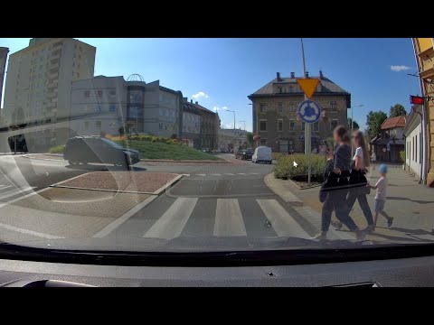 ZERO INSTYNKTU SAMOZACHOWAWCZEGO. PIESI „W CIEMNO” WCHODZĄ NA PRZEJŚCIE