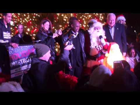 Video: Nets Shaun Livingston Helps Light a Christmas Tree in Brooklyn, NY