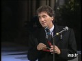 jack lang remet au cardinal lustiger les cles de l'orgue de notre dame de paris sous forme de carte � m�moire au cours d'une �mission c�l�brant la fin de la restauration du grand orgue. (1992) pr�sence de nombreux invit�s. jack lang accompagne son geste d'une petite allocution.