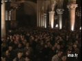 jack lang remet au cardinal lustiger les cles de l'orgue de notre dame de paris sous forme de carte � m�moire au cours d'une �mission c�l�brant la fin de la restauration du grand orgue. (1992) pr�sence de nombreux invit�s. jack lang accompagne son geste d'une petite allocution.