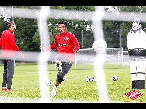 Дзюба и Барриос бьют по воротам Дзюба и Барриос бьют по воротам