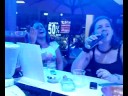 le pega bien