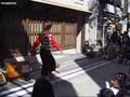 Japanese mime artist has some fun!