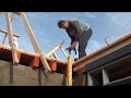 Videofragment van het opknappen van de bouwval, hier de dakconstructie.