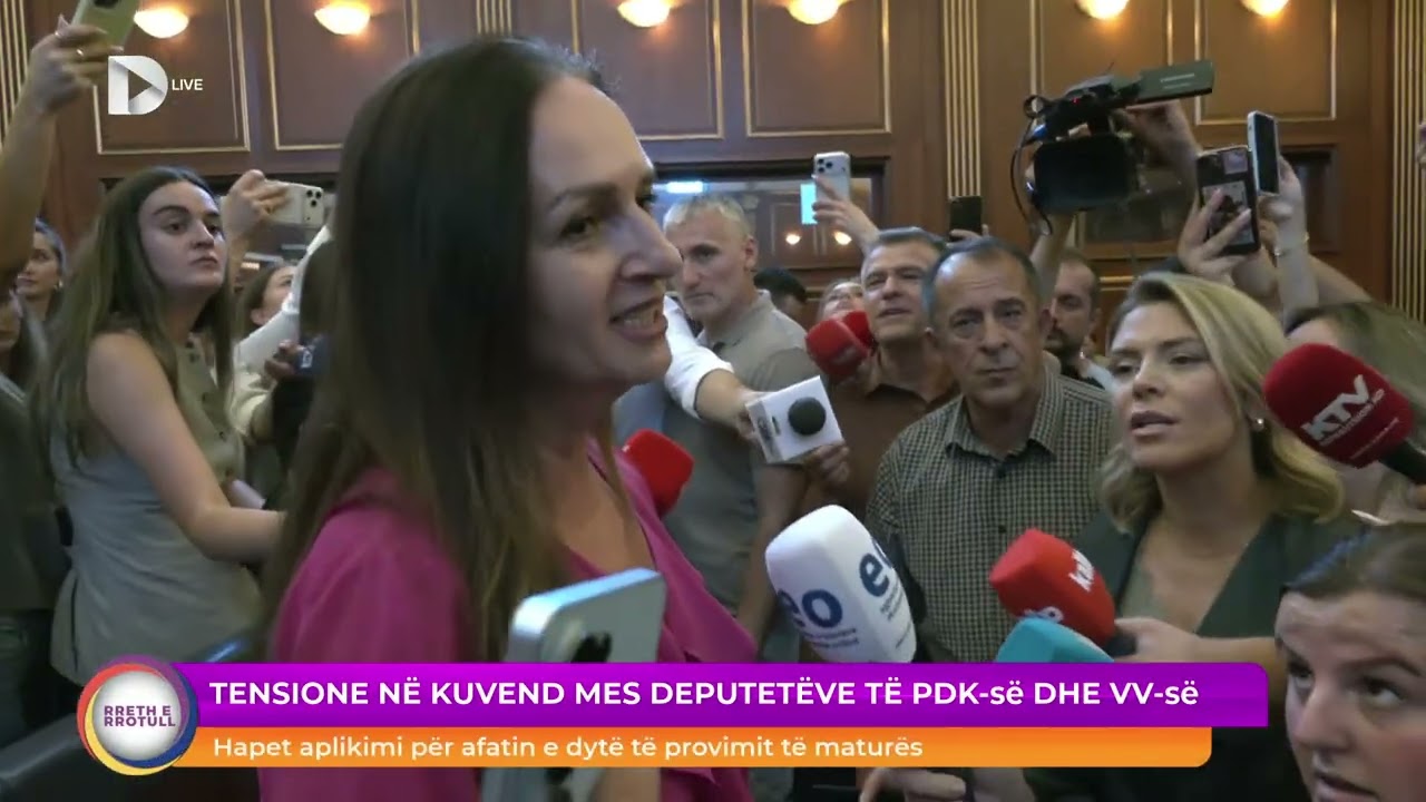 “Mos më prek” Arbërie Nagavaci e VV dhe Albana Bytyqi e AAK shtyhen fizikisht në hyrje të sallës (VIDEO)