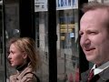 Wenn man nach öden Nächten Morgen für Morgen an öden Straßenbahnhaltestellen auf den öffentlichen Personennahverkehr wartet, um zu einer öden Arbeit zu fahren, dann ist man dankbar um jedes bisschen Schönheit, die das Auge streichelt. (aus 