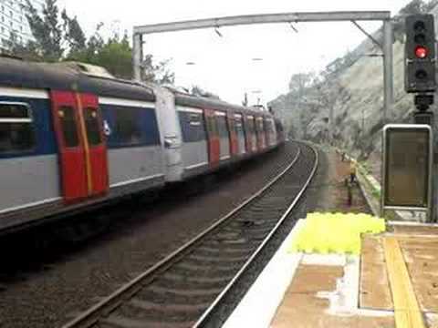 港鐵(前九鐵)MLR列車駛離大學(車)站