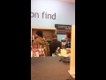 VÍDEO: Justin Bieber fazendo compras de Natal em shopping em Stratford, Canadá