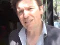 L'acteur Vincent Graton est un des organisateurs de la manifestation contre les coupures du gouvernement Harper. « Déjà, en cinéma, les budgets ne sont plus ce qu'ils étaient. C'est aussi la façon dont ces coupes sont faites qui m'agace. Moi, je n'ai pas de problème à m'asseoir avec un adversaire et discuter, mais là, il n'y a eu aucun dialogue. Ils ont annoncé les coupures un vendredi soir pendant les olympiques en pensant que personne ne s'en rendrait compte », dit-il.