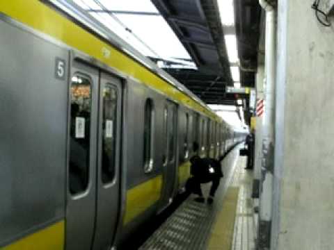 JR東日本 総武線 御茶ノ水駅で荷物がドアに挟まったまま発車→列車緊急停止装置作動→非常停車