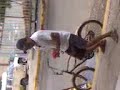 un viejo se pone a baila frente al cyber de ana