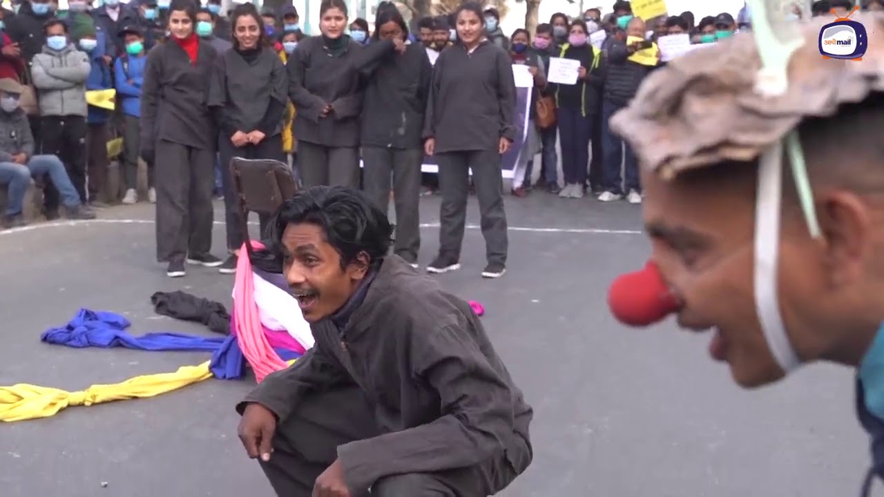 प्रतिगमन विरूद्व सडक नाटक