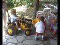 La battaglia della ruspa - Fighting for a toy scraper La battaglia della ruspa - Fighting for a toy scraper