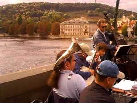 Allegria sul Ponte Carlo.AVI